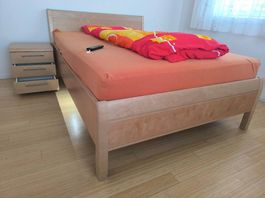 Hochwertiges fast neues elektrisch einstellbares Bett 140cm