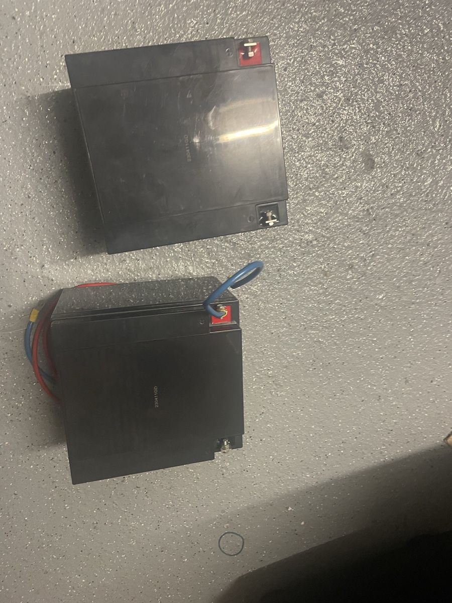 Batterie: 2 Baterien a 12 volt – Usato da Nürensdorf venduto da maqopaqo 2