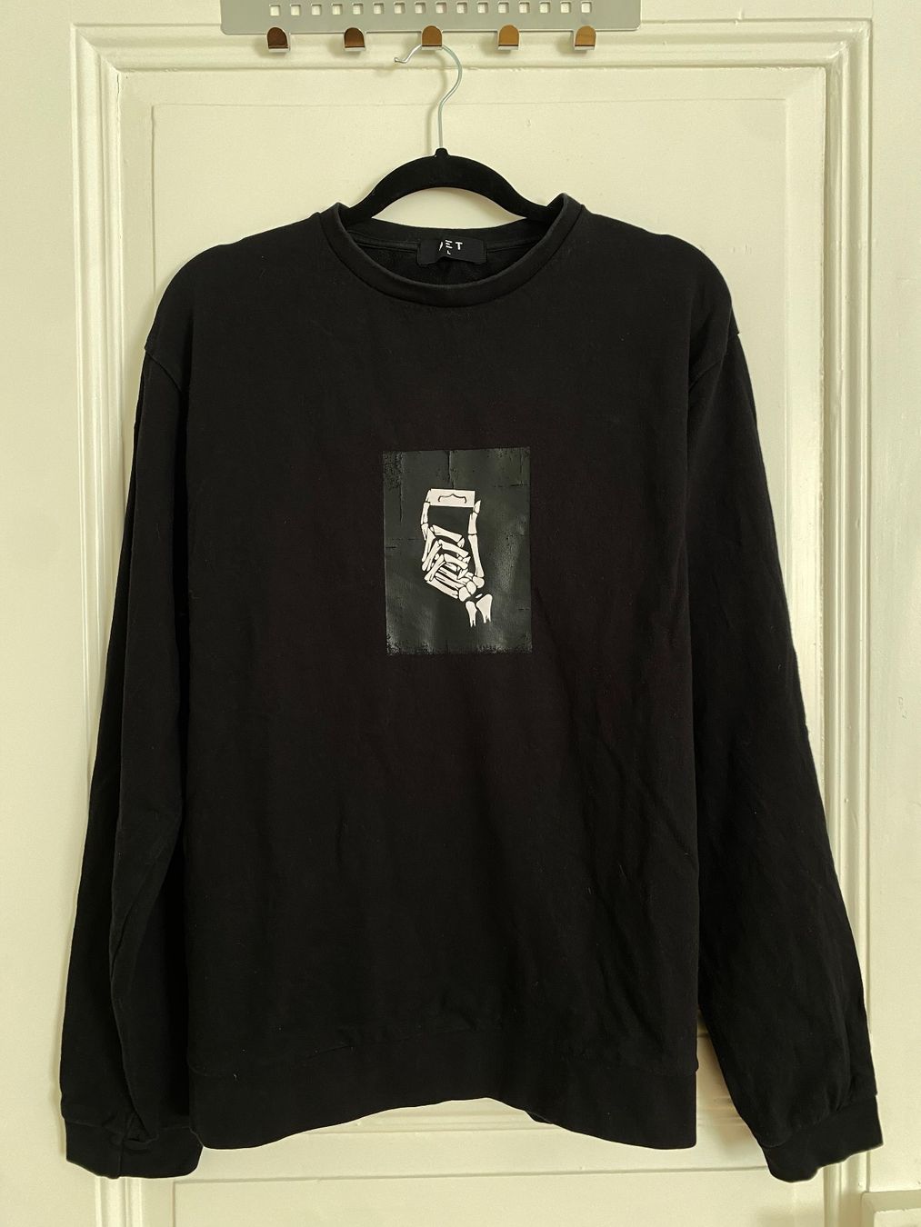 Pullover & Sweatshirts: Pulli schwarz mit Skelett Hand und Rasierklinge – Neu (gemäss Beschreibung) aus Basel von Isabelclothess