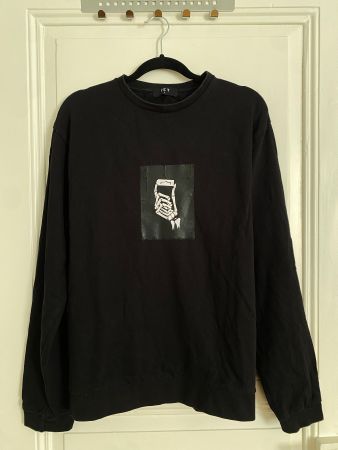 Pulli schwarz mit Skelett Hand und Rasierklinge