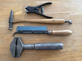 Antikes Werkzeug Hammer Engländer Zange Säge