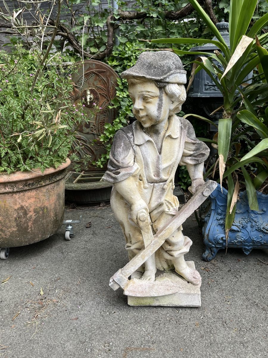 Statuette: Alte Steinfigur Junge mit Säge, ca 1960 – Usato da Buchs ZH venduto da JPK7