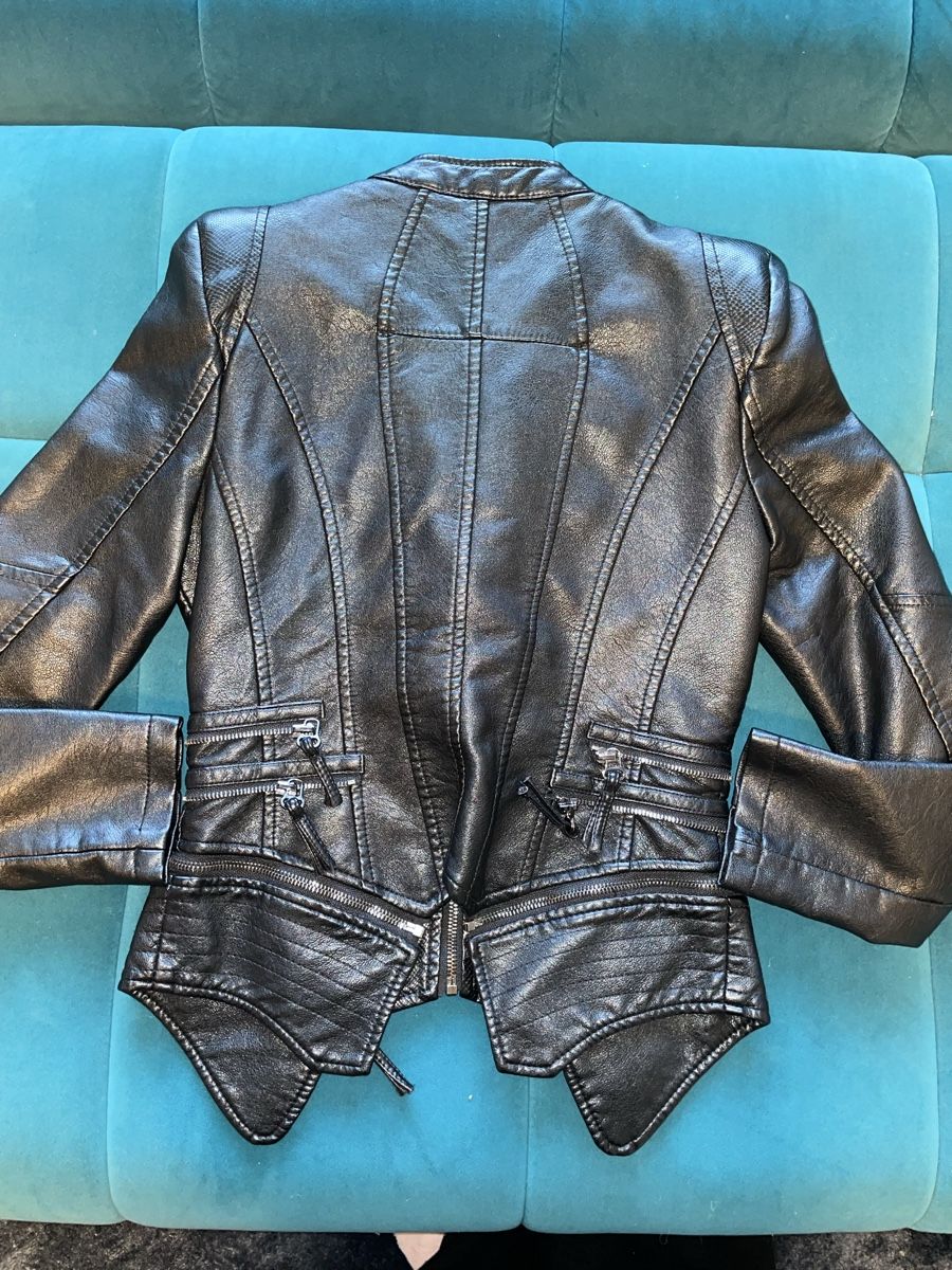 Giacche: Statement Biker Lederjacke Vintage, taillierter Schnitt – Usato da Schindellegi venduto da Ellaesyam 1