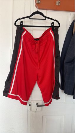 Sporthose kurz rot/schwarz Grösse L gebraucht
