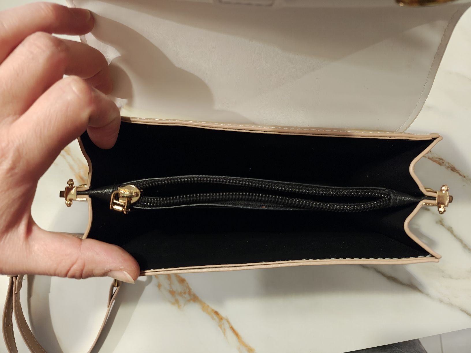 Borse da donna: Handtasche, beige/weiss mit Goldkette – Usato da Rütihof venduto da iva_2yts 3