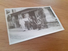 SCHWIIZER FAMILIE DAZUMAL - DAVANTI al NEGOZIO - LOCARNO ?