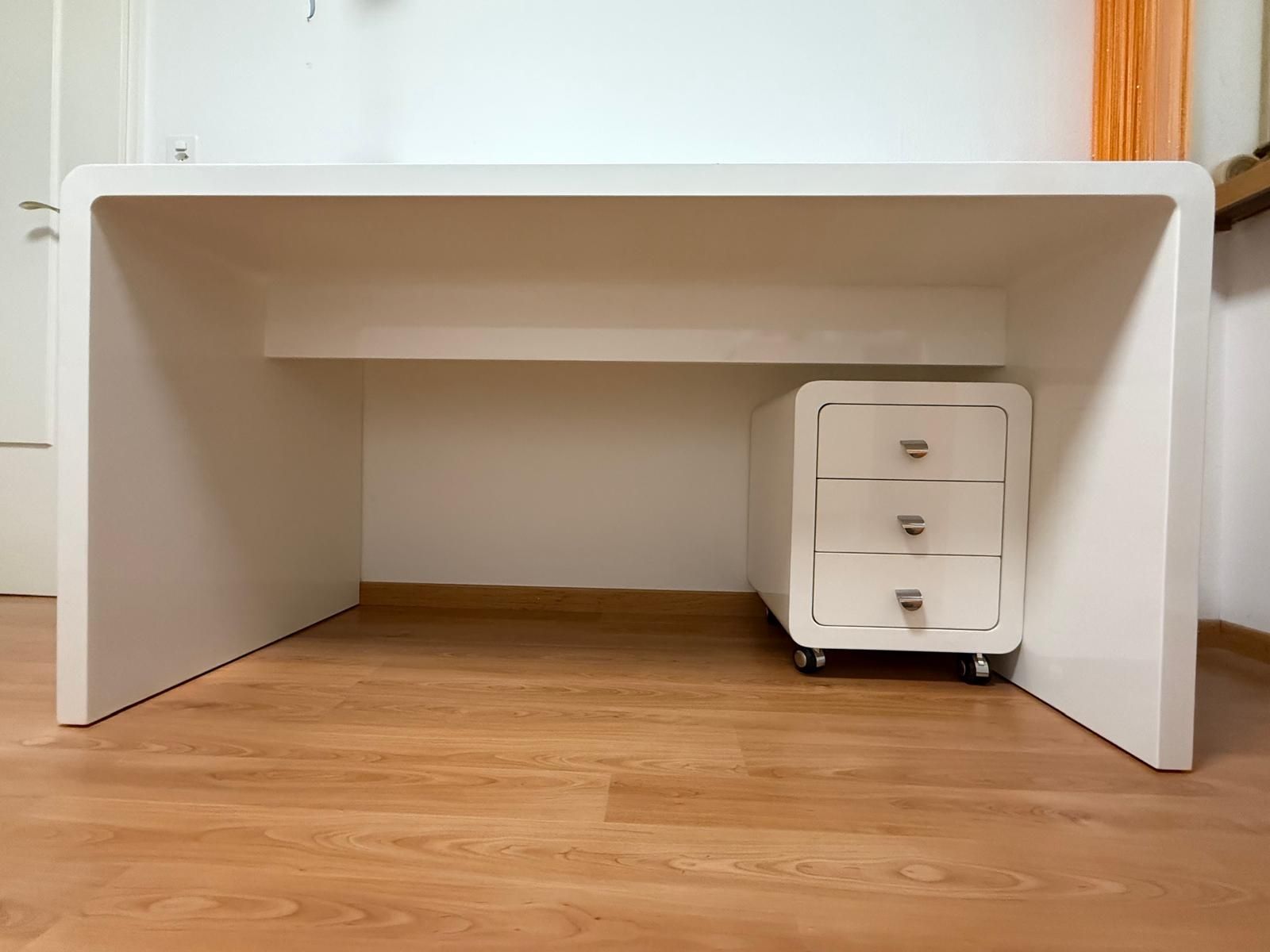 Scrivanie: Schreibtisch mit Rollkorpus – Usato da Zürich venduto da Thanisha