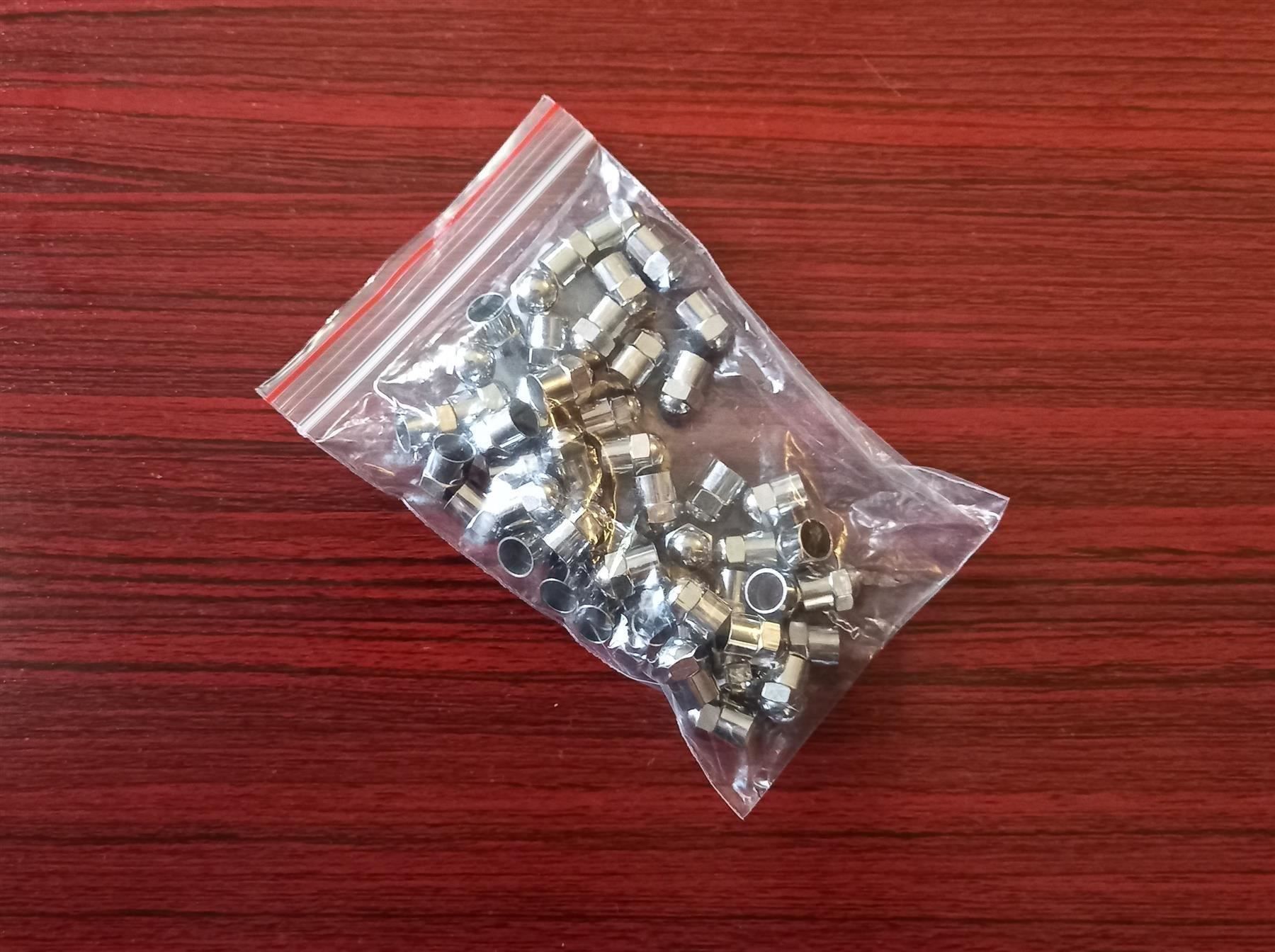 Apribottiglie & Tappi per chiusura: Reifenstopfen verchromt Motorrad Auto - Bouchons chromé – Nuovo (secondo la descrizione) da Bremblens venduto da UNSTOCK 2