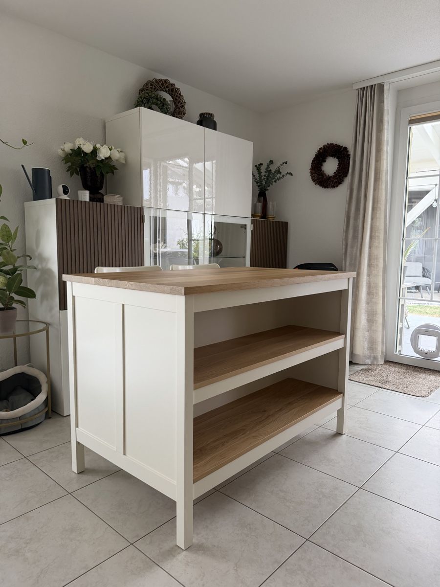 Allestimento di negozi e stand fieristici: Kücheninsel TORNVIKEN weiss/Eiche 126x77 cm gut erhalten – Nuovo (secondo la descrizione) da Schupfart venduto da jummimaus