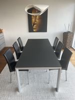 Elegantes Esszimmer-Set: Tisch mit 8 schwarzen Lederstühle