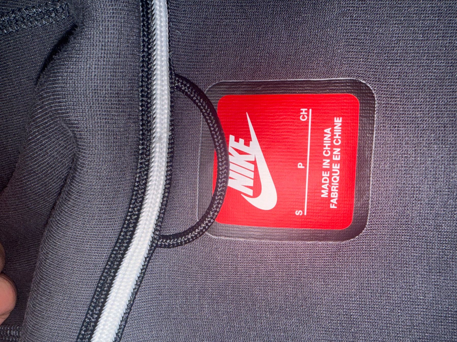 Nike Pullover & Sweatshirts: Nike Tech Fleece Hoodie Grösse S, anthrazit – Gebraucht aus Pfäffikon SZ von miniflohmarktlorena 3