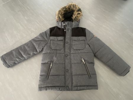 Winterjacke grau mit Kapuze Grösse 134