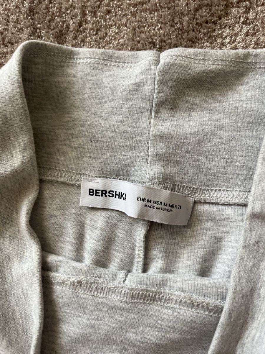 Bershka Leggings: Leggings flare Bershka M gris clair – Nuovo (secondo la descrizione) da Lausanne venduto da mae_dj7r 2