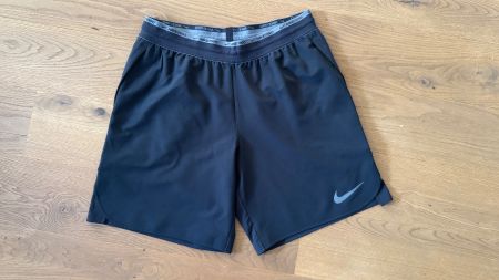 Gepflegte NIKE Herren Sporthose mit Taschen/Zugbund Gr. L