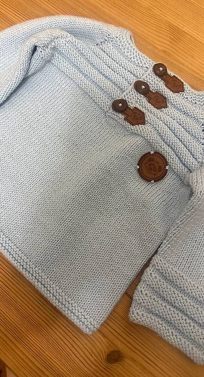Maglioni & Felpe:  Handgestrickter Baby-Pullover mit Knopfdetails – Nuovo e nell'imballaggio originale da Wollerau venduto da ALPERA 2