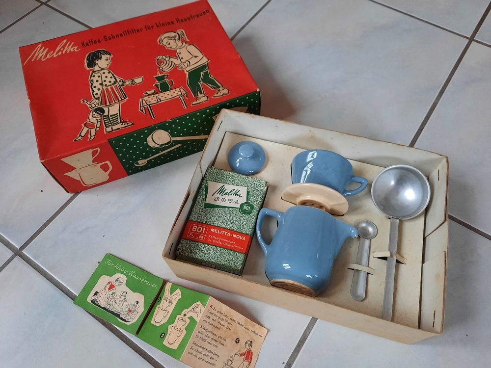 ANCIENNE PARTIE DE dinette de poupée faïence de Gien, plat décor Marseille EUR 18,00 - FR