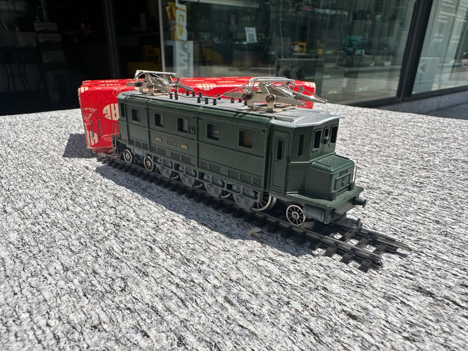 Hag Modellini di ferrovie: Hag SBB Ae 4/7 10901 grün AC Analog – Usato da Chiasso venduto da Carrara-Modellismo 3