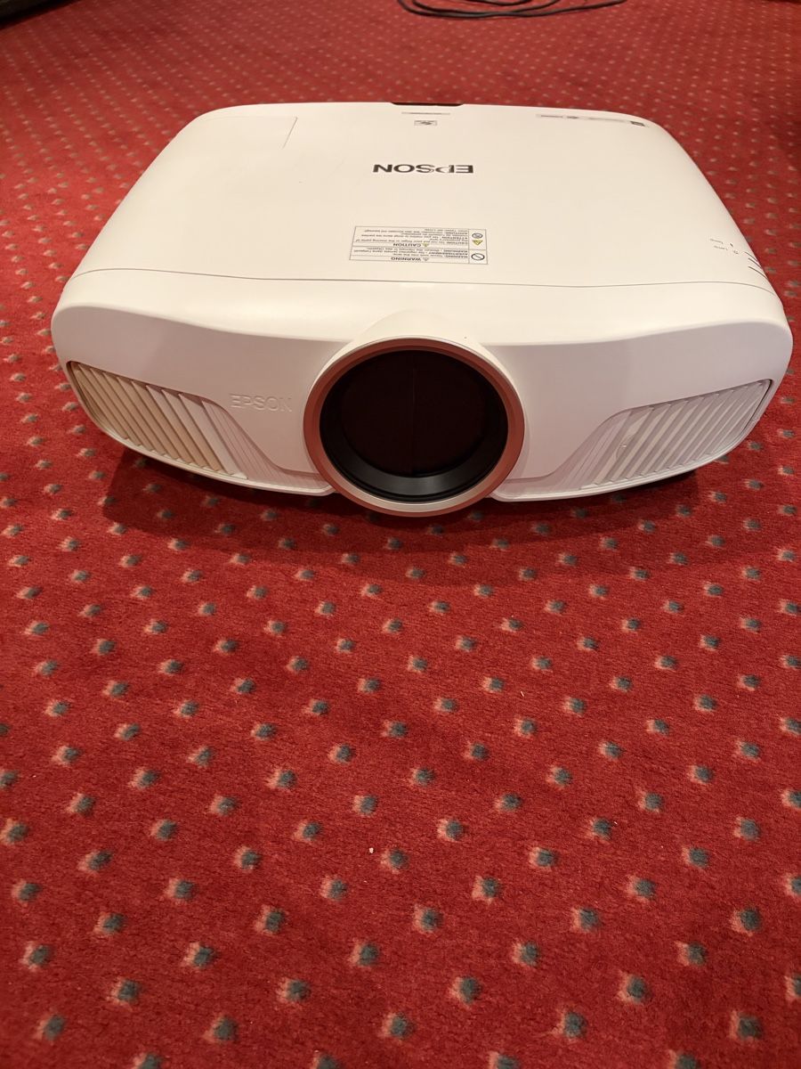 Epson Videoprojektoren: Beamer Epson EH-TW7300 – Gebraucht aus Hellbühl von Jouseli