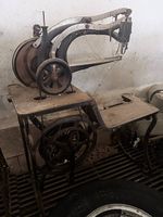 Verkaufe alte Maschine aus dem Schuhmacher-/Lederbereich