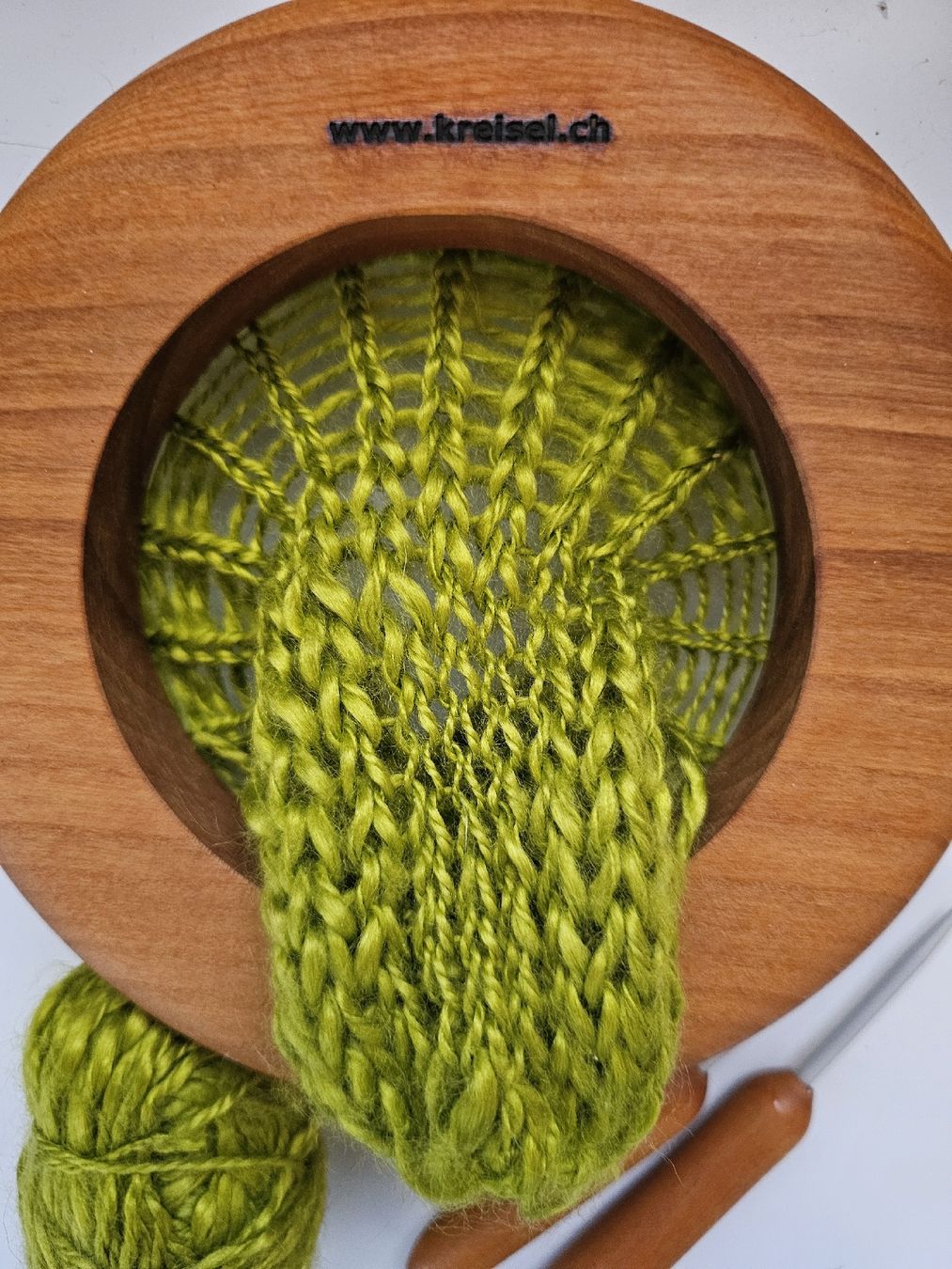 Lana: Strickliesel in Kirschholz,            18cm Durchmesser – Usato da Heldswil venduto da Alesund89 1