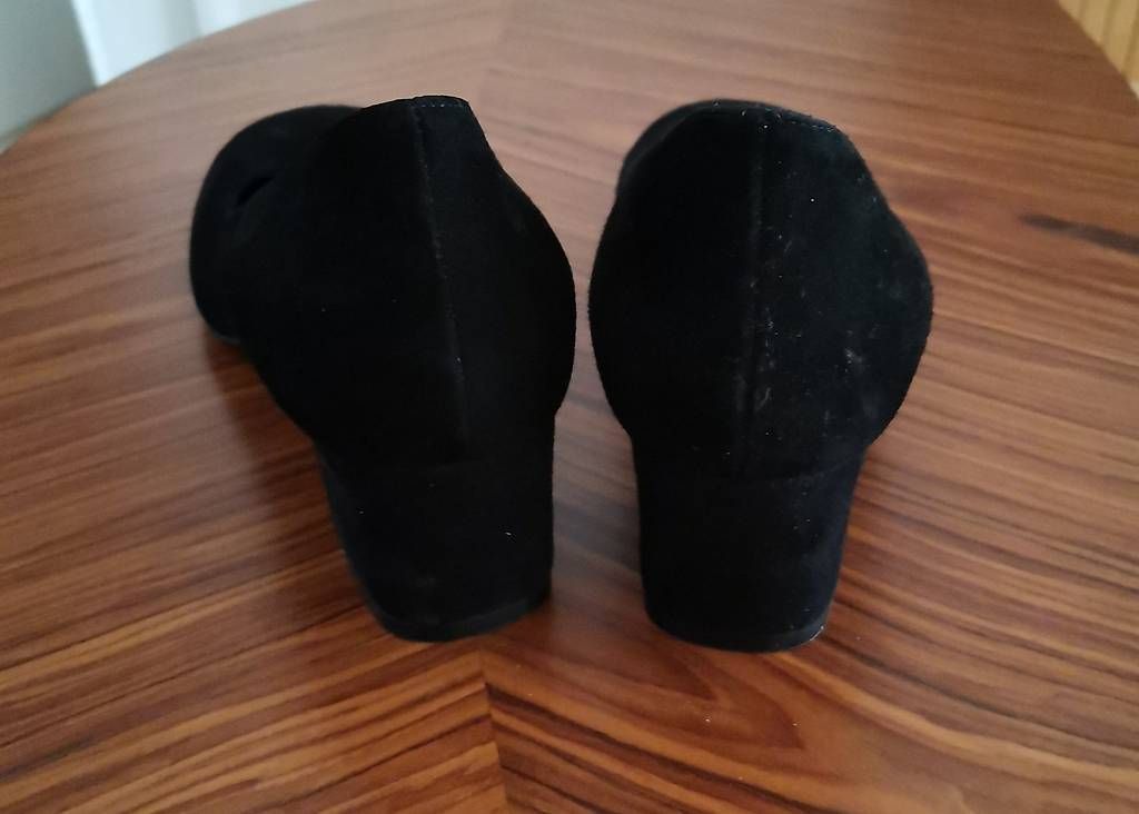Tamaris Damenschuhe: Schwarze Pumps, samt ig, Gr. 36 – Gebraucht aus Muri b. Bern von Claudiahuegli 1
