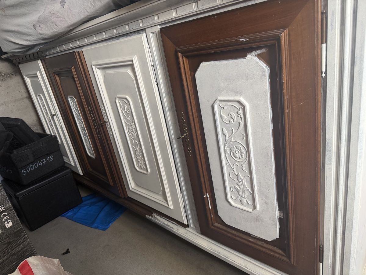 Credenze: Sideboard Holz mit Schnitzereien hell dunkel gebraucht – Usato da Zetzwil venduto da Emergency144