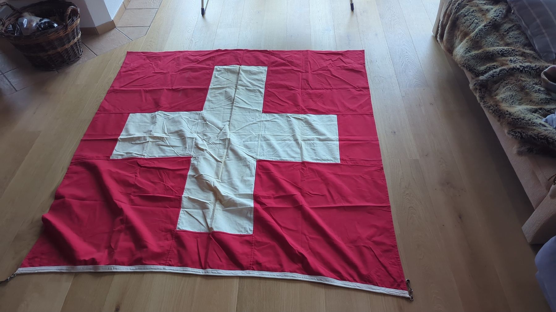 Bandiere: Schweizerfahne Stoff mit Ösen ca 210x210 cm – Usato da Goppisberg venduto da Neptun222