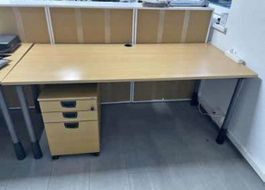 Bürotisch mit Kabeldurchlass und Rollcontainer
