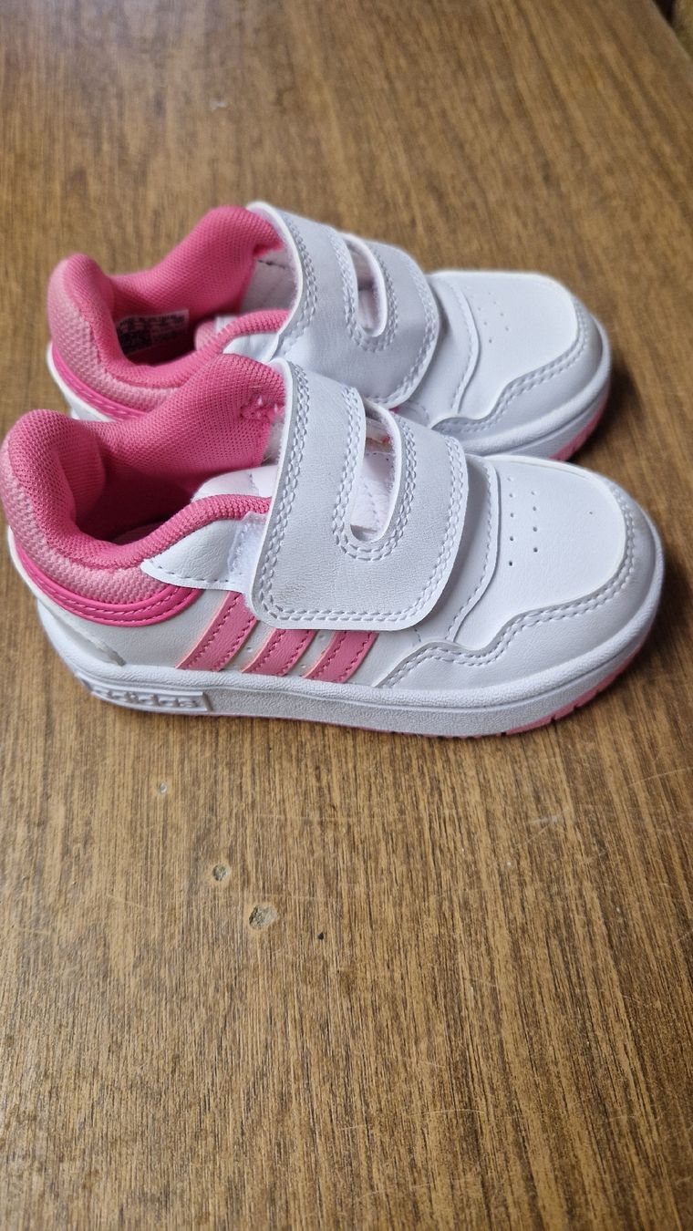 Adidas Schuhe für Mädchen: Adidas Schuhe größe 23 – Gebraucht aus Biberist von StoffNadel 1