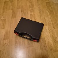 Mallette de transport pistolet noire avec fermetures rouges