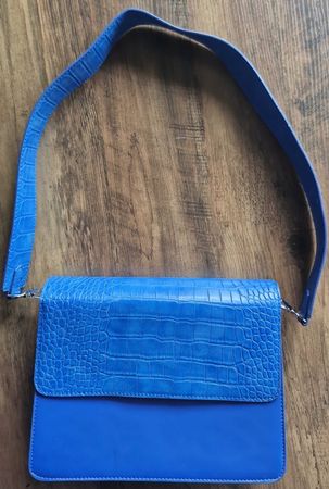 Blaue Umhängetasche in Kroko-Optik