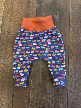 Baby Pumphose mit Fahrzeugmuster blau bunt Grösse 62