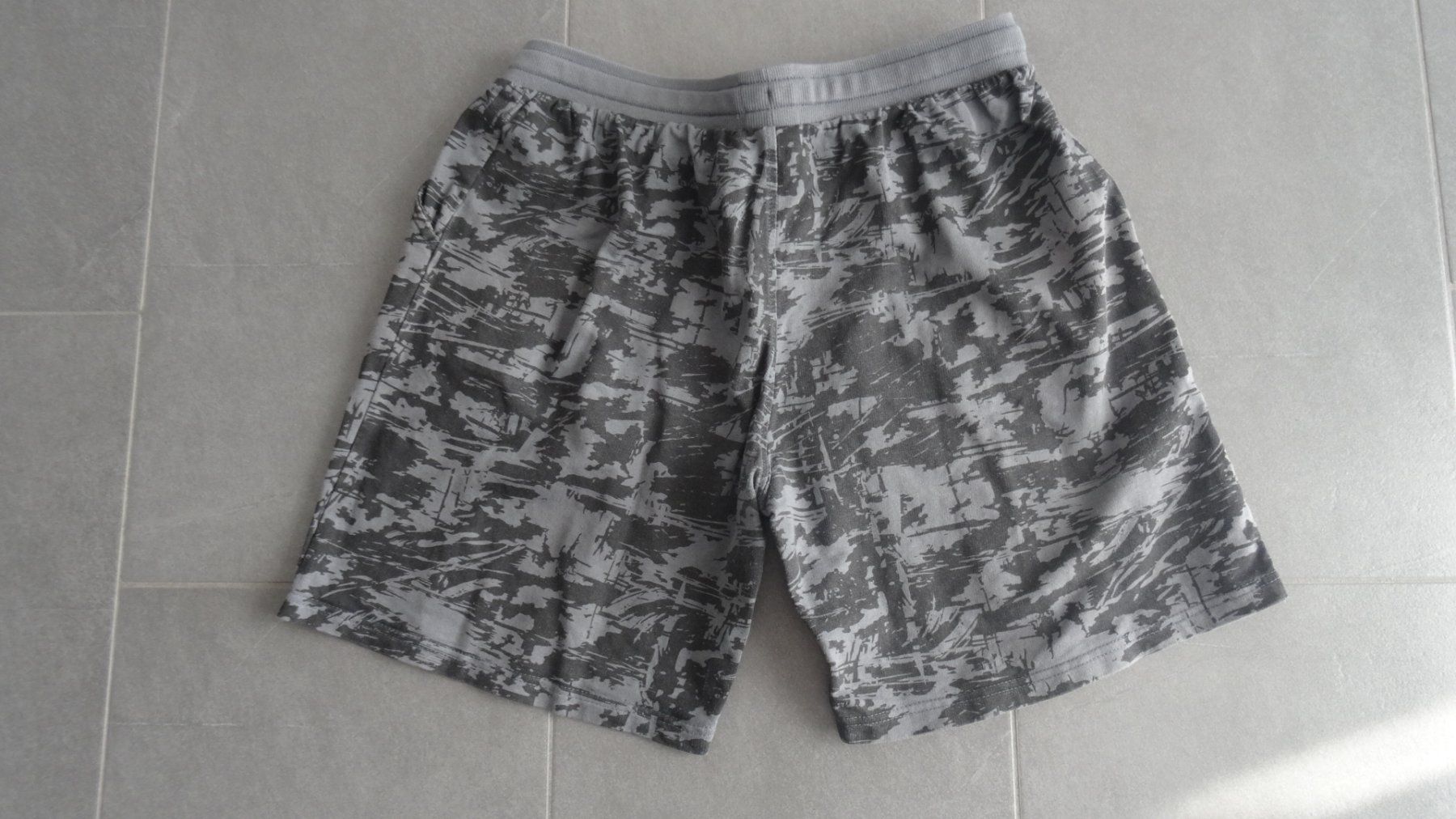 Pantaloni: Accanto Shorts schwarz/grau, Grösse L – Usato da Beinwil am See venduto da den_p9db 2