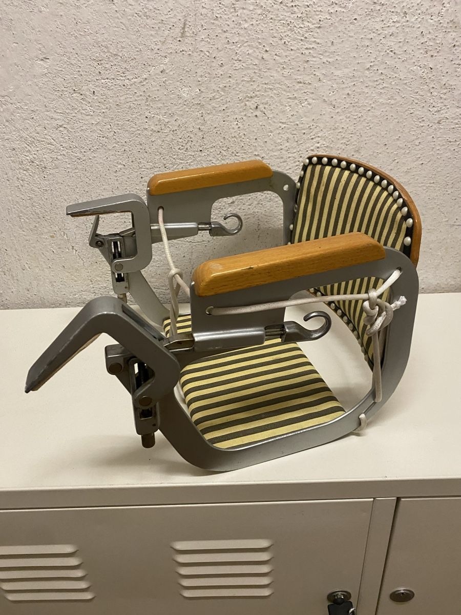 Chaises hautes: Antiker Kindersitz – D'occasion à Zürich par Modulator