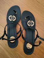 Sandales avec médaillon en strass et talon doré