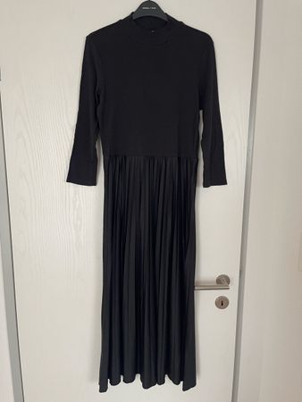 Elegantes, schwarzes Midikleid mit Plissee-Rock, Gr. 36