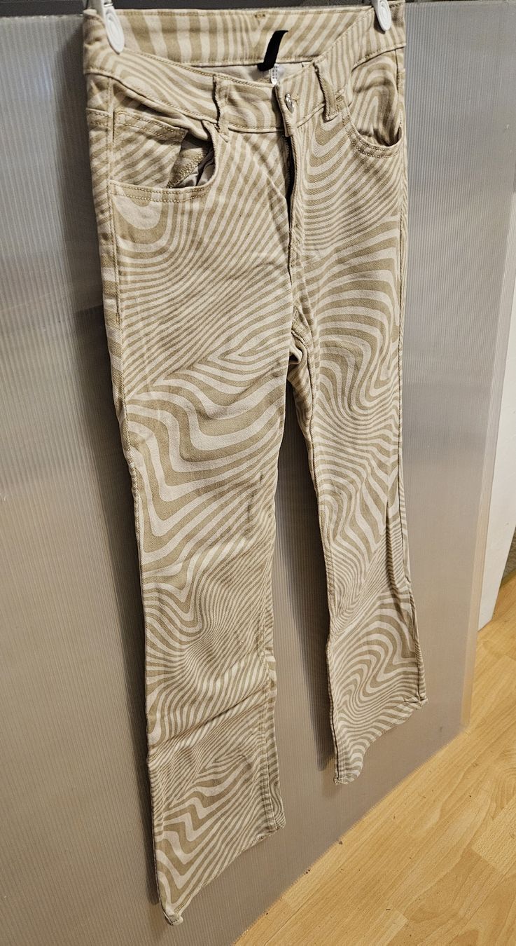 H&M Jeans: Jeans Gr. 40 - H&M - Spendenaktion – Nuovo (secondo la descrizione) da Unterkulm venduto da Beljasch 1