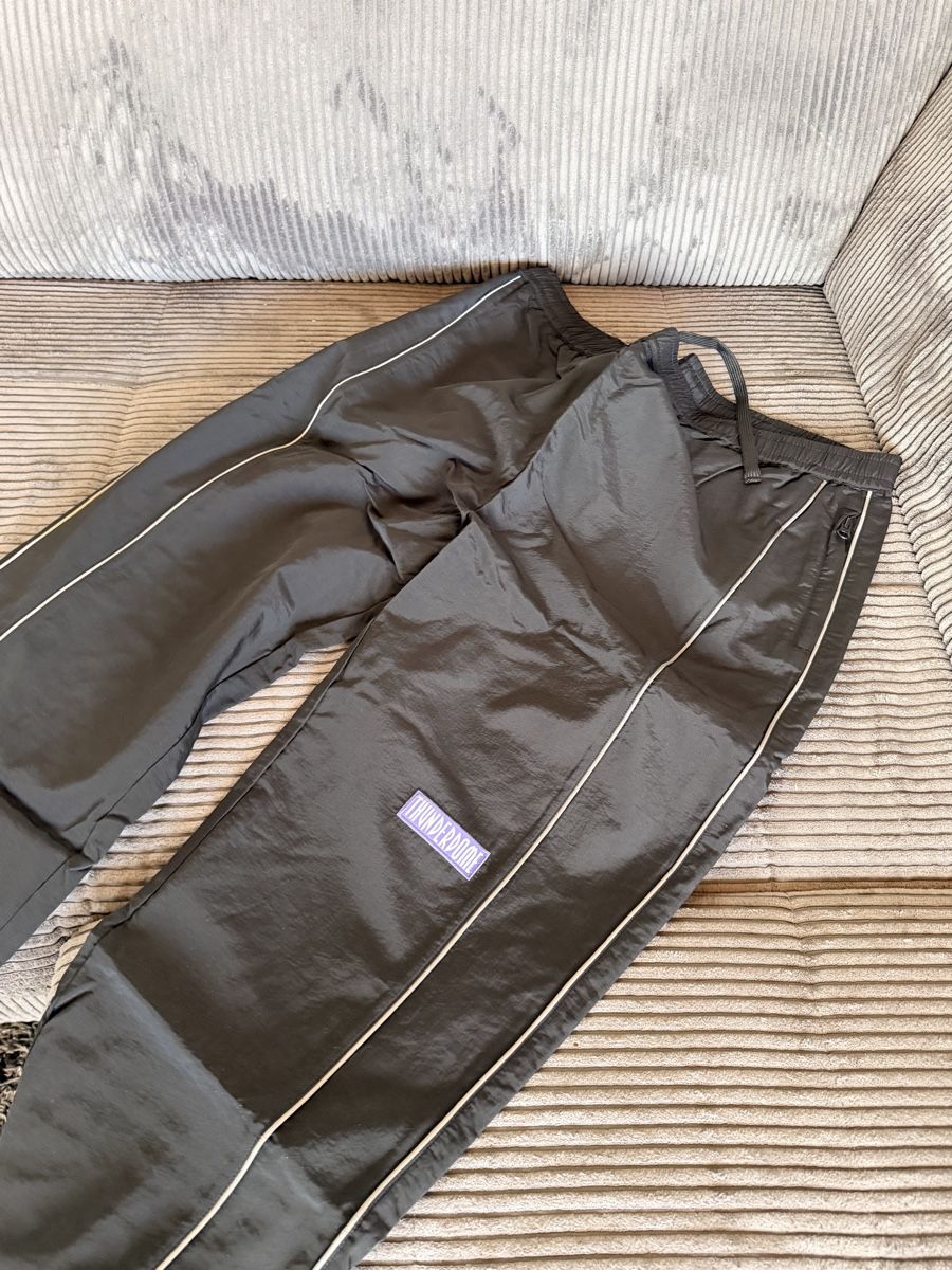 Pantaloni: Thunderdome Track Pants Parachute XL – Nuovo e nell'imballaggio originale da Geroldswil venduto da Eba2