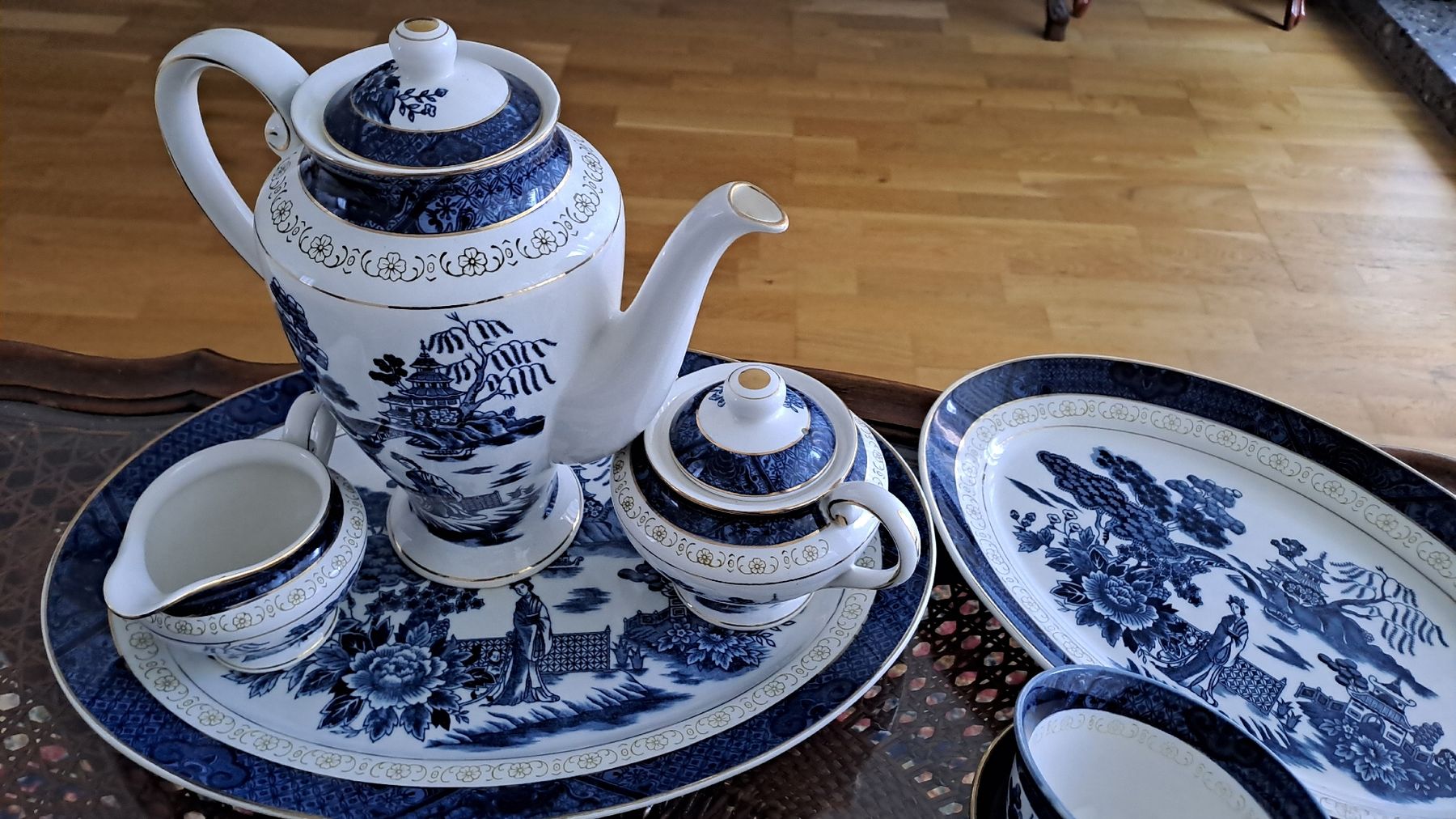 Set di piatti: Teekannenset mit Teller von Nikko, Japan – Usato da Bern venduto da shery33 2