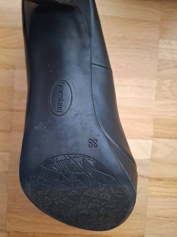 Scarpe da donna: Schwarze Damenschuhe mit Absatz – Usato da Niederuzwil venduto da Liberatopixel 3