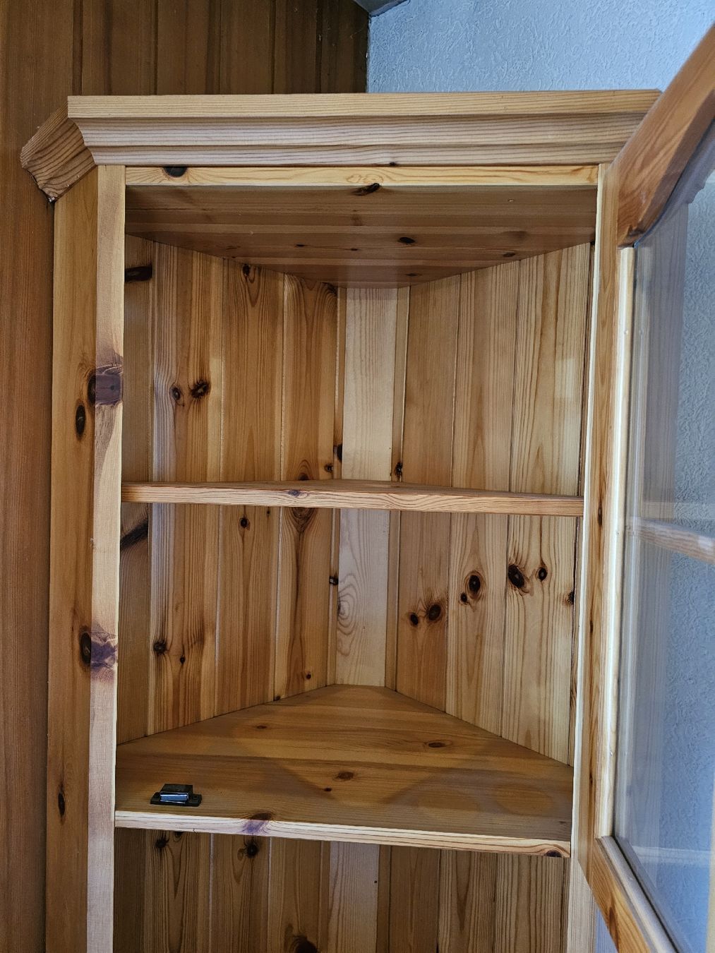 Schränke: Eckschrank Holz mit Glastür  – Gebraucht aus Rothrist von Gipsyone 1