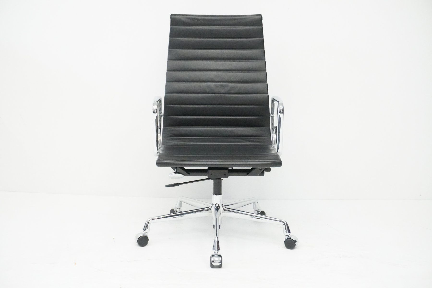 Vitra Sedie: Vitra Eames Alu Chair EA119 Leder Designklassiker – Usato da Bad Zurzach venduto da QLASSIQ