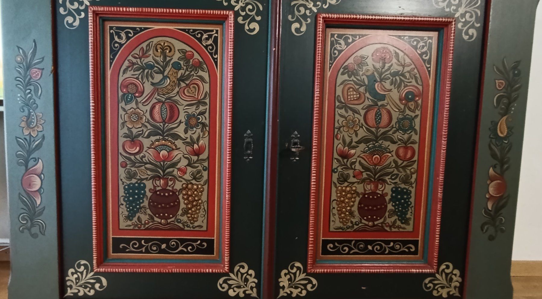Cassettiere: Kommode mit Bauernmalerei – Usato da Opfikon venduto da evilwalks 1