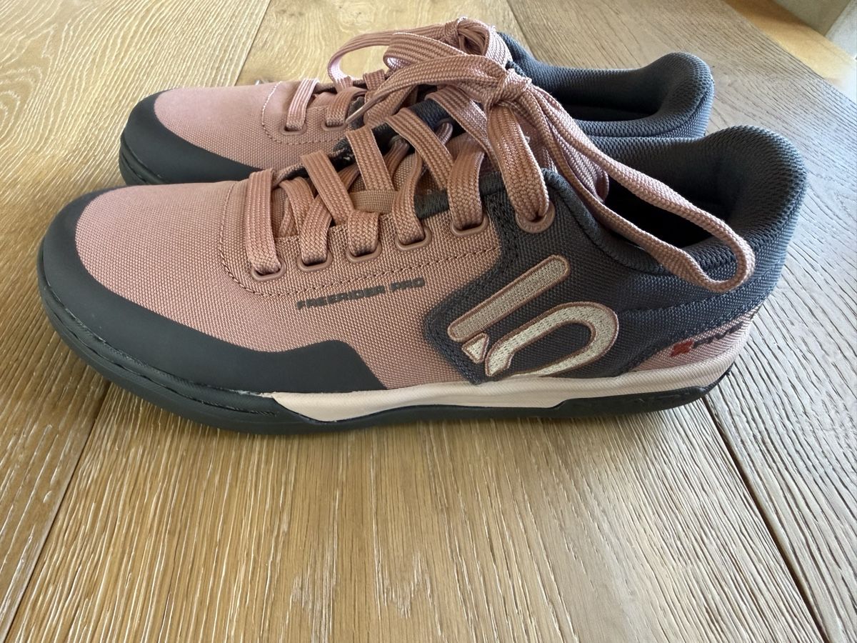 Five Ten Scarpe da uomo: Neue Five Ten Freeride Pro Canvas Grösse 40 2/3 – Nuovo (secondo la descrizione) da Pragg-Jenaz venduto da gobrist 1