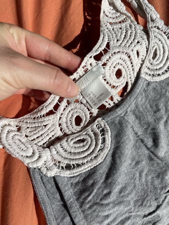 Sommerliches, graues Top mit Spitze, Grösse S