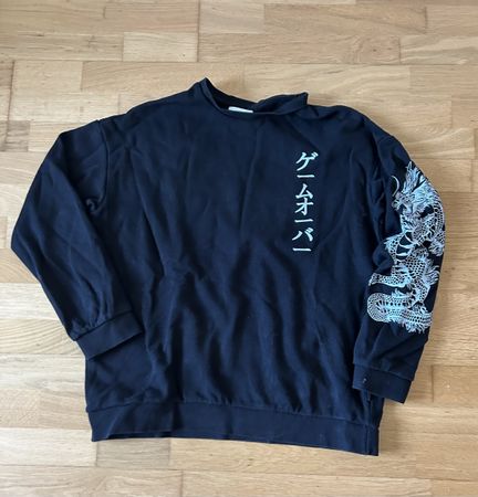 Schwarzer Pulli mit Drachenmuster Gr. S