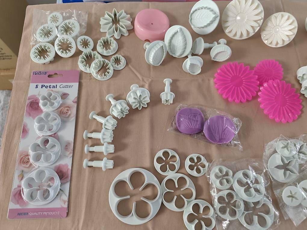Materiale per modellare: Cake Design / Blumen/ Backen verschiedenes  – Usato da Kollbrunn venduto da Morena61 3