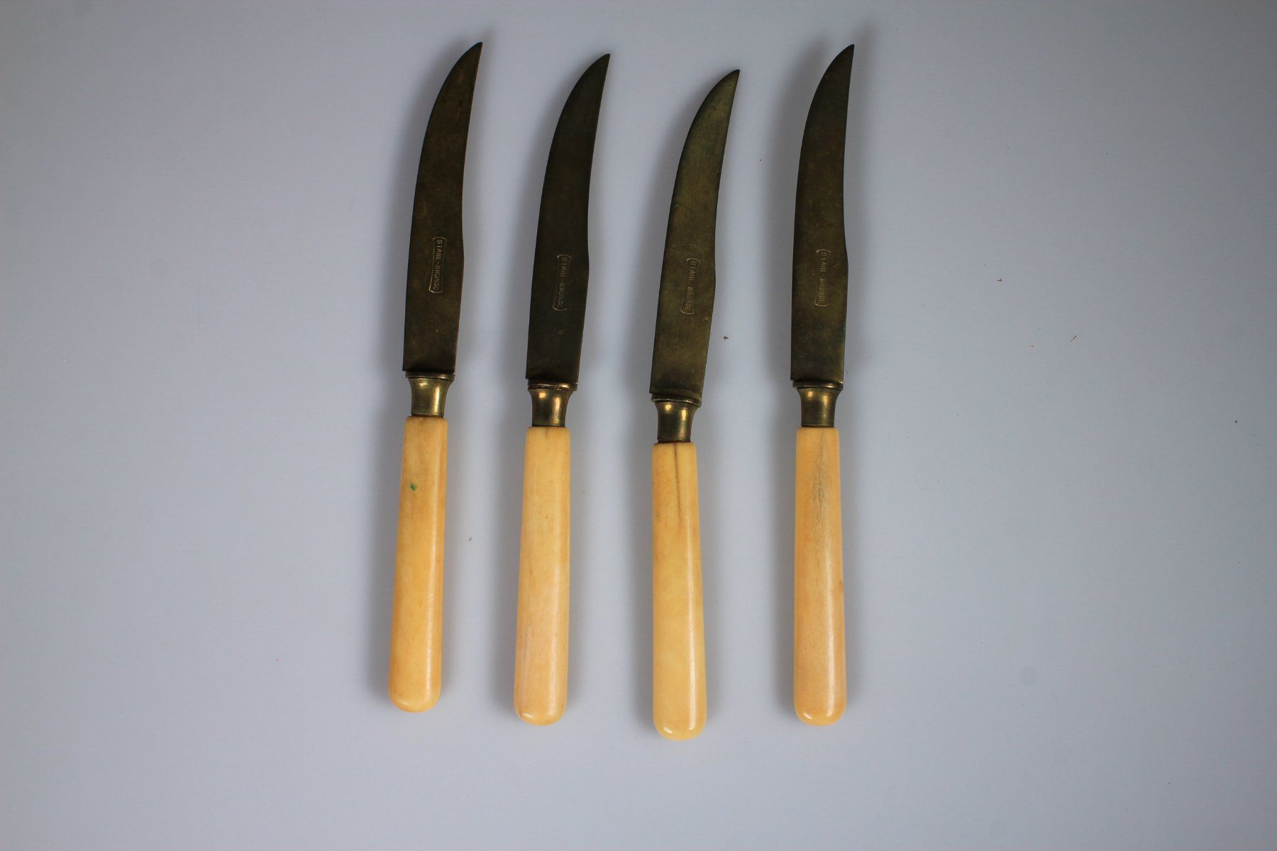 Posate: 4 Vintage Tafelmesser – Usato da Basel venduto da IRMAundFRED