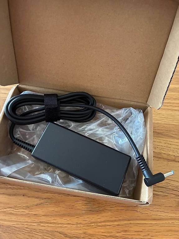 Hewlett Packard Ladegerät: HP Ladegerät 65 W Neu – Neu und originalverpackt aus Hirzel von mak_9tmr