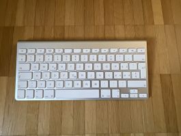 Apple Magic Keyboard kabellos QWERTZ Layout silber gebraucht